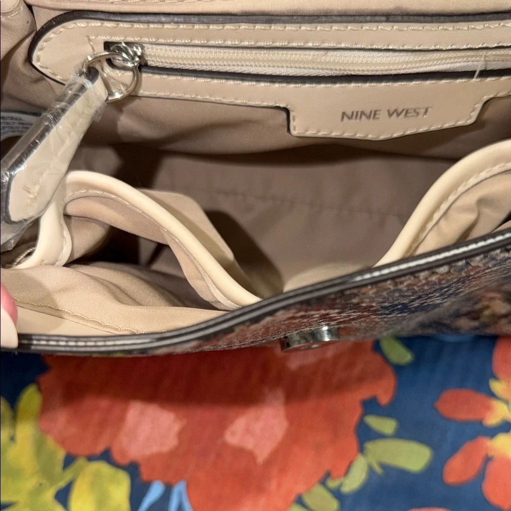 Elegant Snakeskin Patterned Handbag with Cream Accents Bow